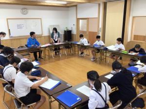 学習プリントに取り組む高学年児童