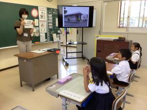 栄養教諭から話を聞く授業風景