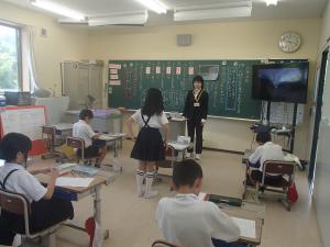 国語の授業をする教育実習生