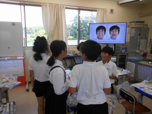 どこに汚れが付いているか交流し合う子どもたち