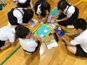 保木選手にメッセージを書く子どもたち