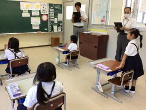 発表している1年生の子ども