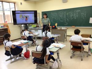 画像を見て考える子ども