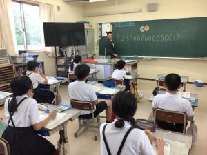 税金の金額を板書する講師
