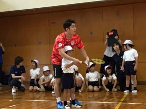 保木選手に打ち方を教わる1年生