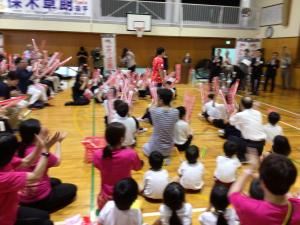 みんなで盛大に保木選手を迎えるところ