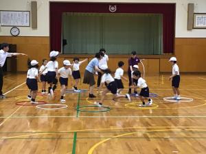 平郡東の子どもとゲームを楽しむ1・2年生
