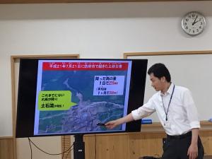 画面を指しながら説明する講師