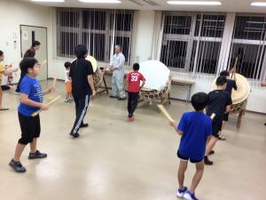 太鼓をたたく子どもたち