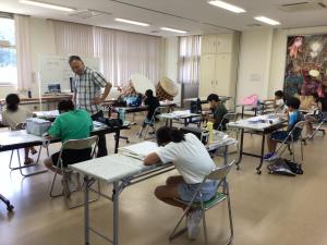 集中して絵を描く子どもたち