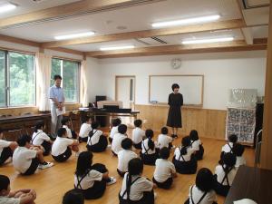 校長の話を聞く子どもたち