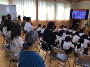 保護者の方と一緒に話を聞くところ