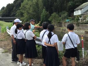 説明を聞く子どもたち