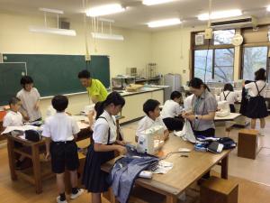 ミシンで作品を作るところ