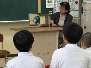 読みきかせをしてくださる様子