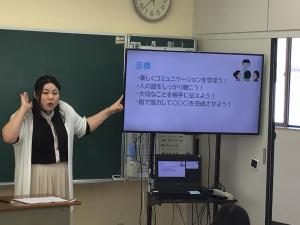 カウンセラーによる説明場面