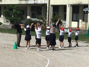準備運動をする子どもたち