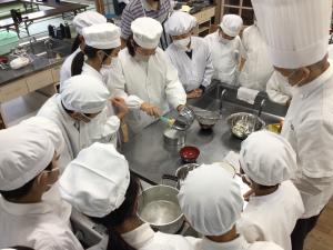 ケーキを作る子ども