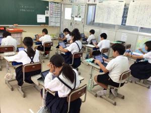 テストを受けている子どもたち