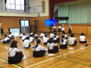 音読劇をする1年生