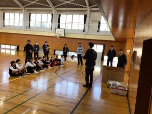 市役所の方の話を聞く子どもたち