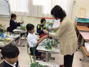 先生に教わる子どもたち