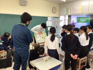 薬物見本を見る子どもたち