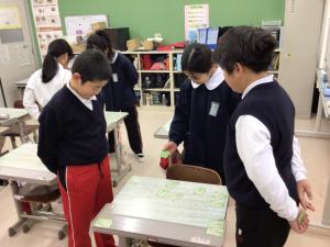 百人一首を楽しむ子ども