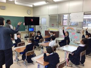 クイズに答える子どもたち