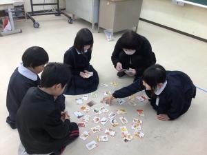 カルタ取りをするところ