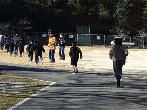 グラウンドに避難するところ
