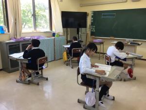 テストを受ける6年生