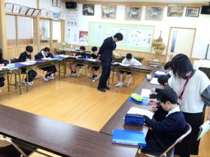 学習プリントに取り組むところ