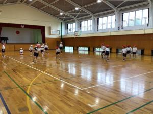 ドッジボールをする様子