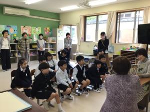 お話に聴き入る子ども