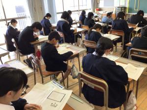 学力調査を解答している６年生