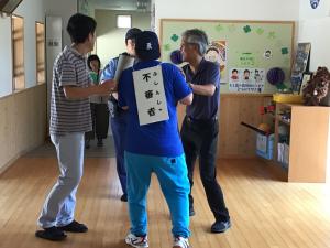 不審者に対応するところ
