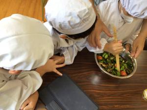 交代で野菜を混ぜるところ