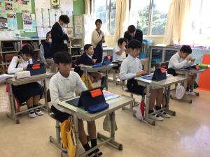 タブレットを使って自分の考えを表現