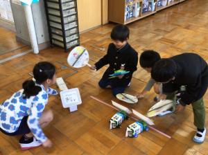 うちわで扇ぐ車