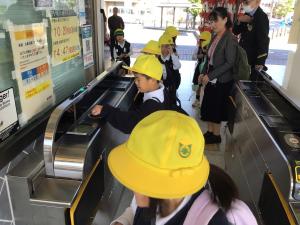 駅から電車に乗って出発