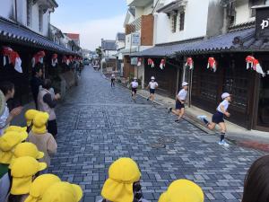 白壁の町並みを走る