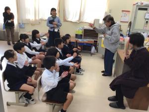 読み聞かせをする様子