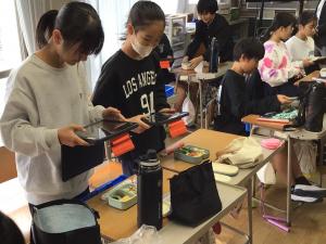 お弁当の写真を撮る