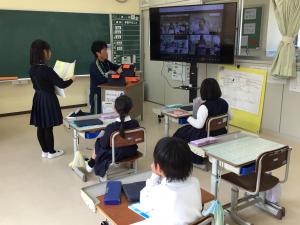 宝物を紹介する様子