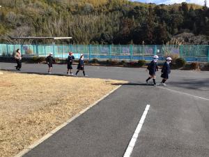 屋外に避難する様子