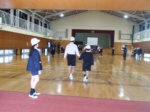 1年生と手をつないで入場する6年生