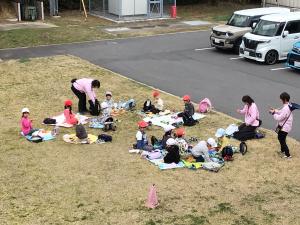 お弁当を食べる園児たち