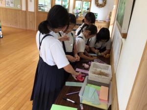 願い事を書く子どもたち
