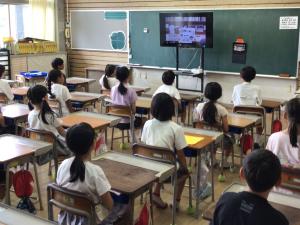 オンラインで教室で聞いている様子